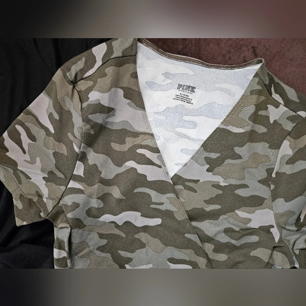 PINK Victoria's Secret - Camo & Black Cropped Twist Tie Top Bundle Size Medium - Picture 4 of 4